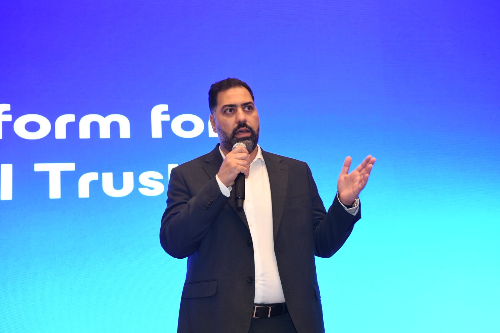 Husain Alaraibi, Strategic Account Manager, Qatar and Bahrain, Nutanix, presenting at the ACME, Veeam and Nutanix customer roundtable